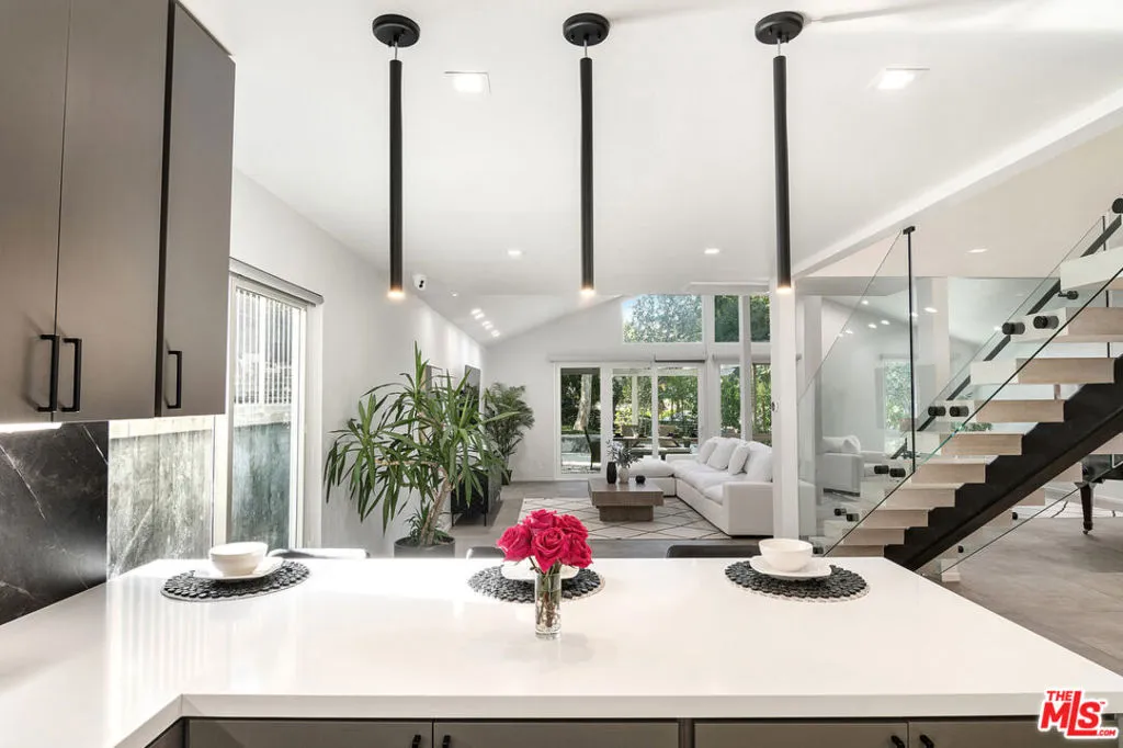 3585 Alana Drive, Sherman Oaks, California 91403 home-pic-2