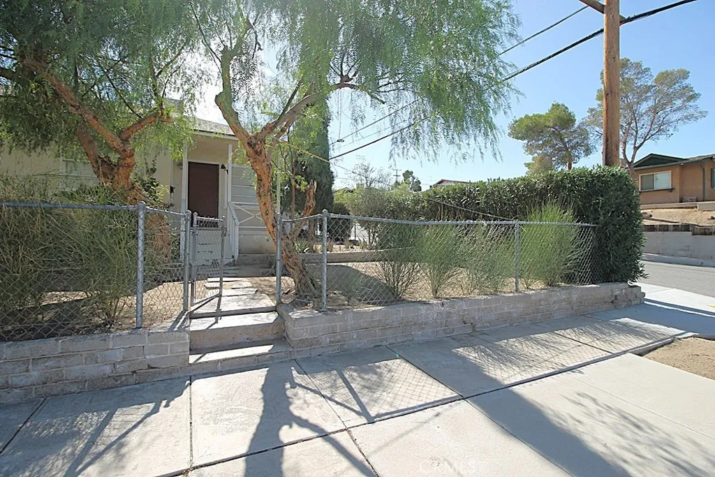 100 E Desert View, Barstow, California 92311 home-pic-1