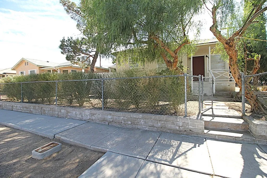 100 E Desert View, Barstow, California 92311 home-pic-2