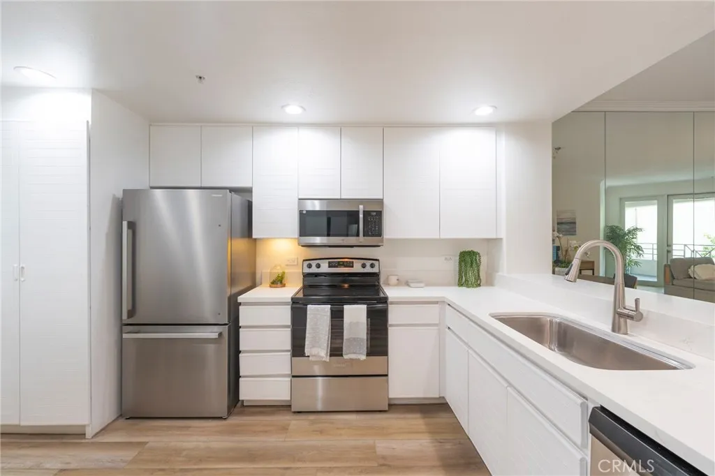 2233 Martin 202, Irvine, California 92612 home-pic-5