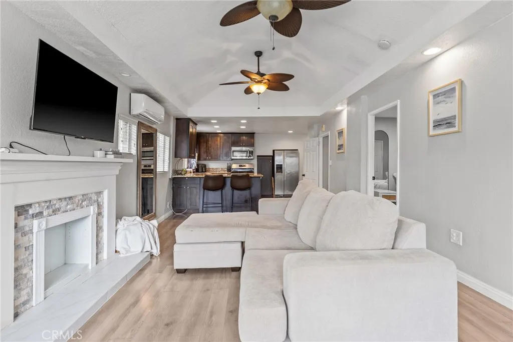 126 E E Balboa, Newport Beach, California 92661 home-pic-3