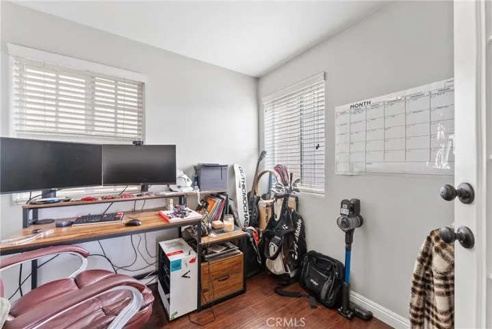 Triplex #2 bedroom/office