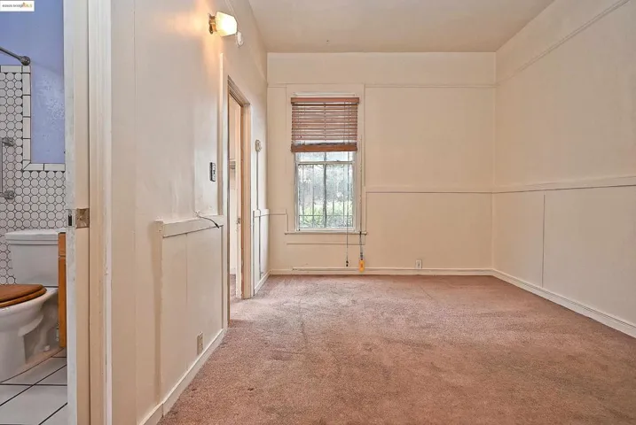 Empty room with light carpet