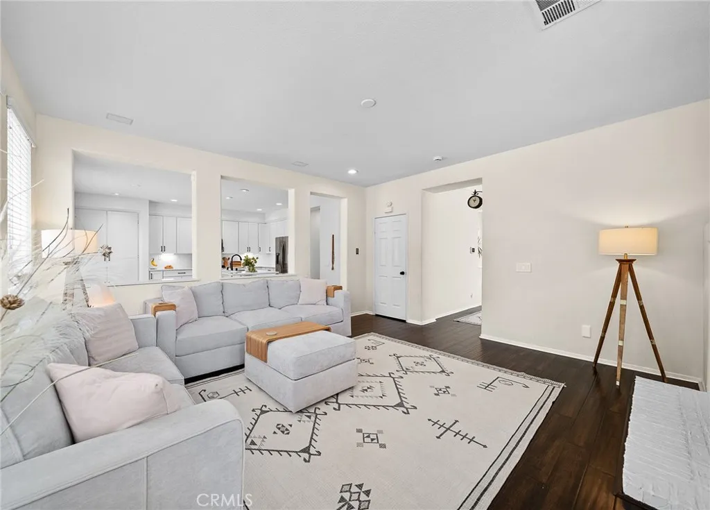 29027 Raintree, Saugus, California 91390 home-pic-11