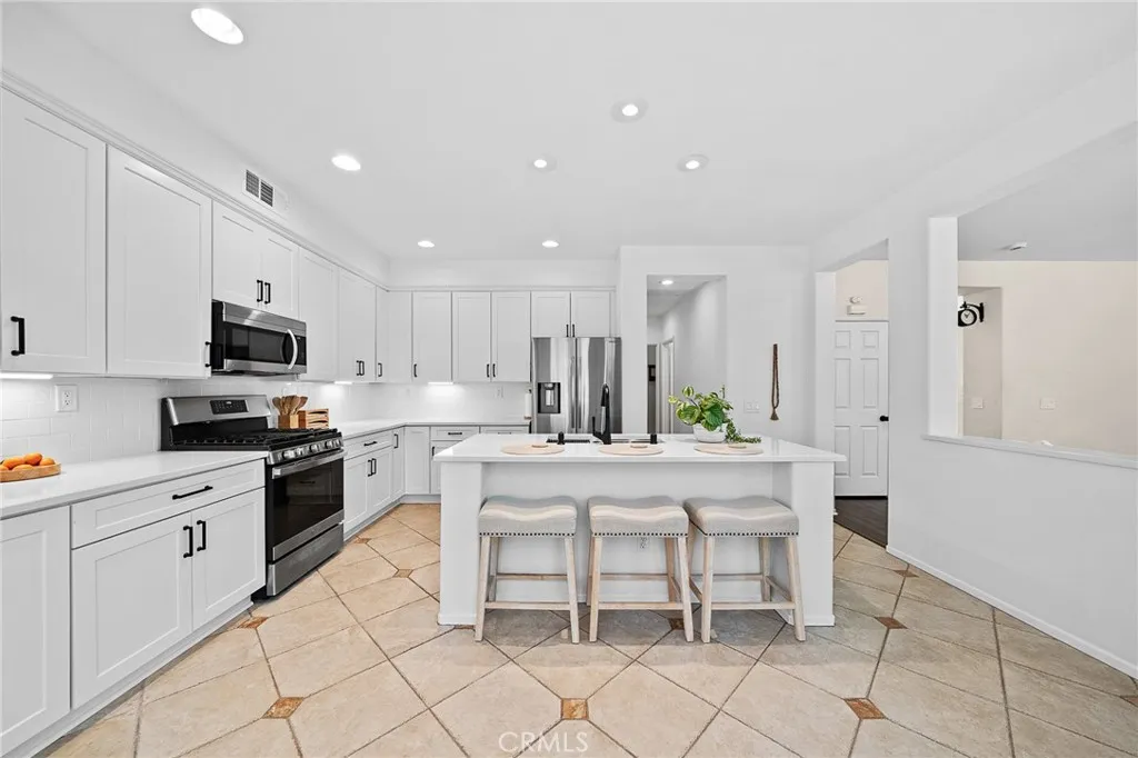29027 Raintree, Saugus, California 91390 home-pic-18
