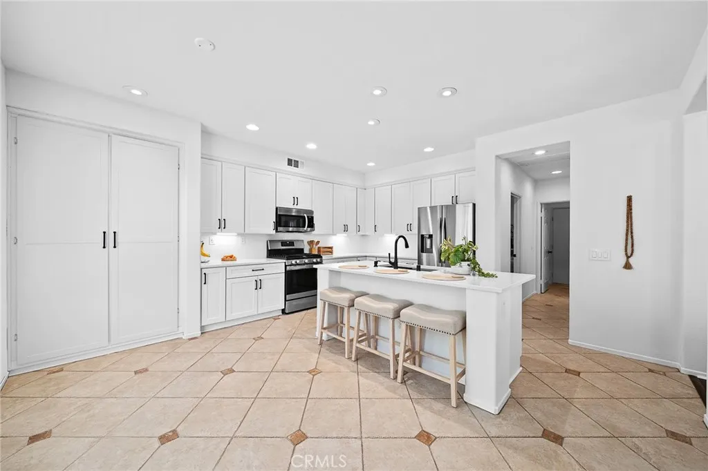 29027 Raintree, Saugus, California 91390 home-pic-19