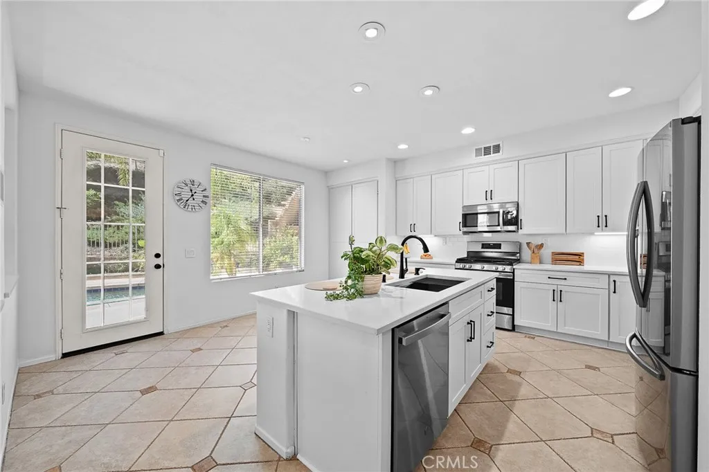 29027 Raintree, Saugus, California 91390 home-pic-15