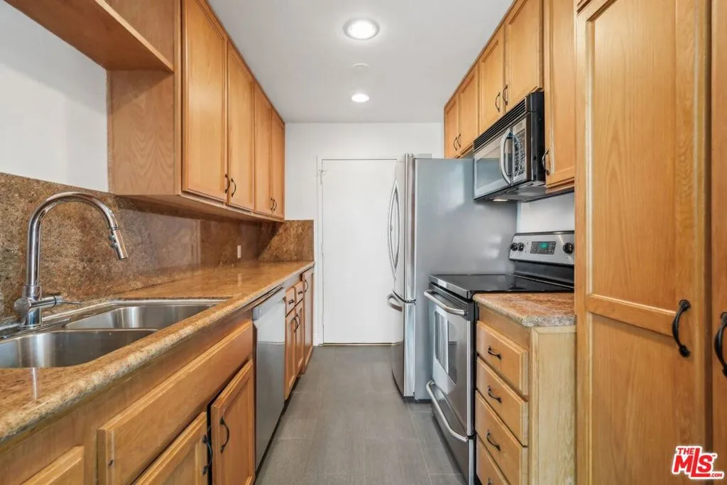 100 S Doheny Drive 501, Los Angeles, California 90048 home-pic-8