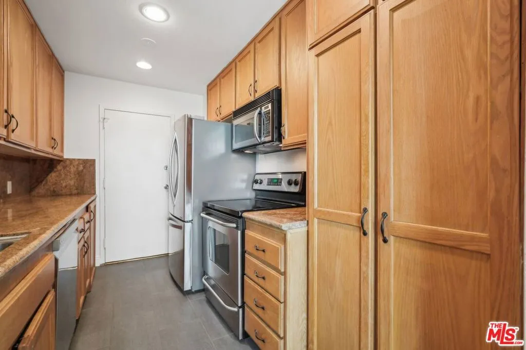 100 S Doheny Drive 501, Los Angeles, California 90048 home-pic-11