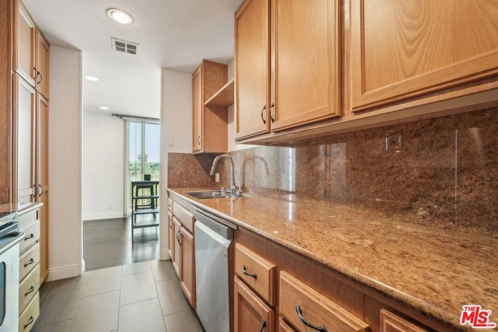 100 S Doheny Drive 501, Los Angeles, California 90048 home-pic-9