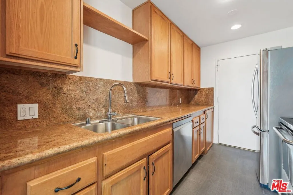 100 S Doheny Drive 501, Los Angeles, California 90048 home-pic-10
