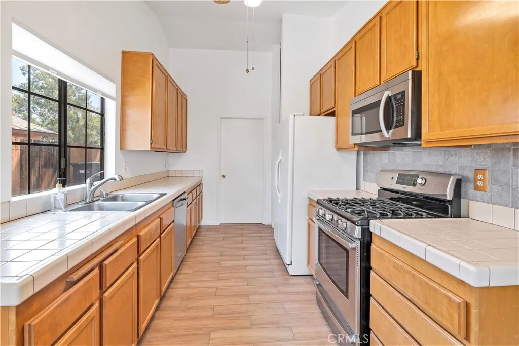 25187 Lincoln Avenue, Hemet, California 92544 home-pic-15