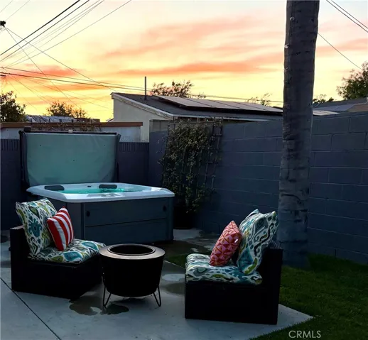 A short sprint from and too the Primary bedroom into the hot tub on those crisp autumn eves.