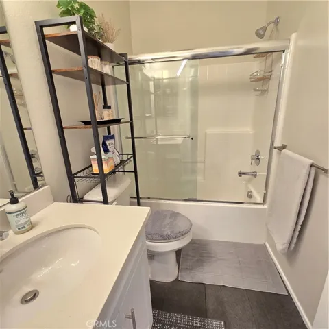 2nd floor Hallway Bath
