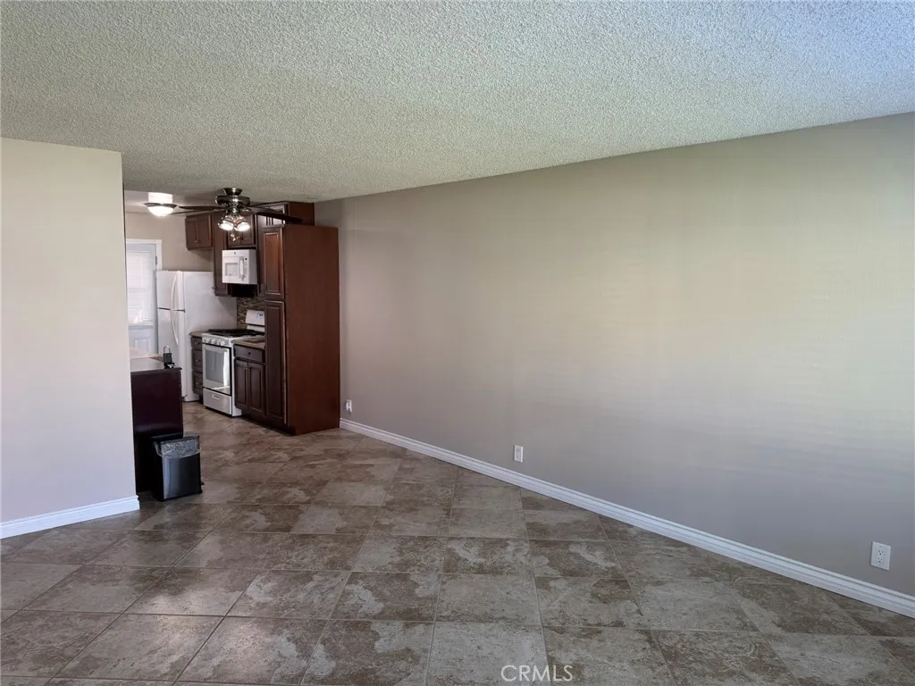 150 E Lakeshore Drive 14, Lake Elsinore, California 92530 home-pic-2