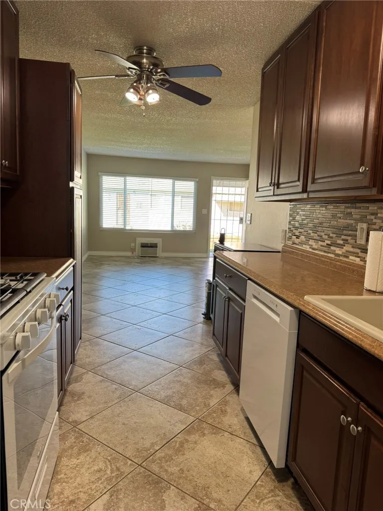 150 E Lakeshore Drive 14, Lake Elsinore, California 92530 home-pic-10
