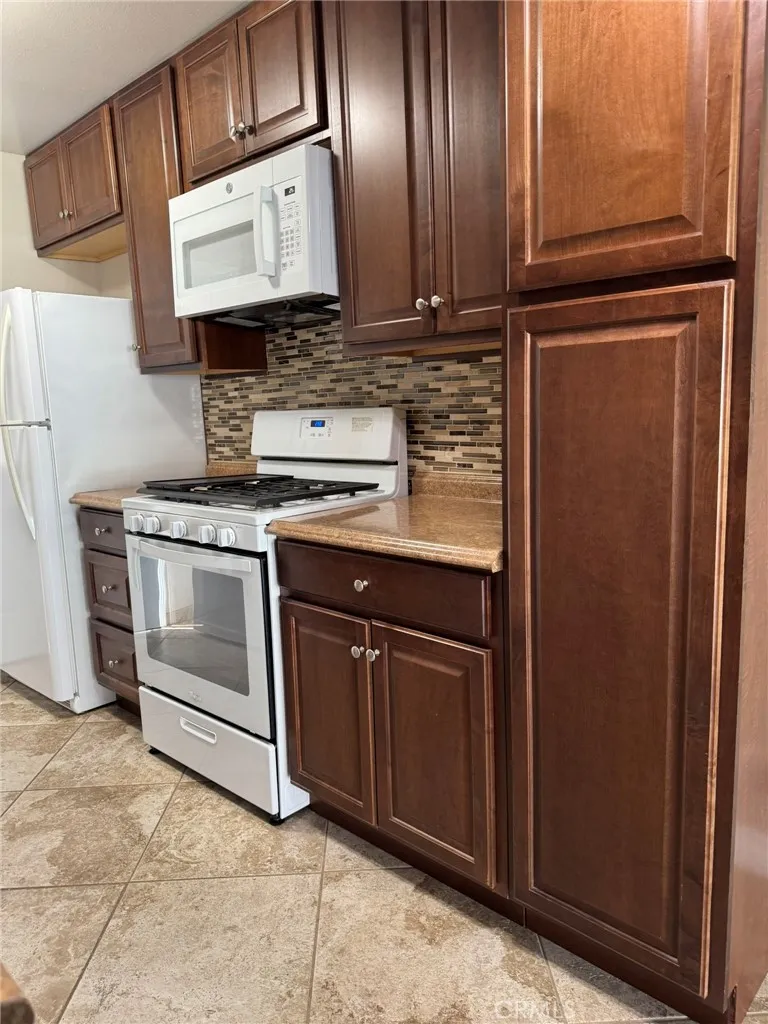 150 E Lakeshore Drive 14, Lake Elsinore, California 92530 home-pic-9