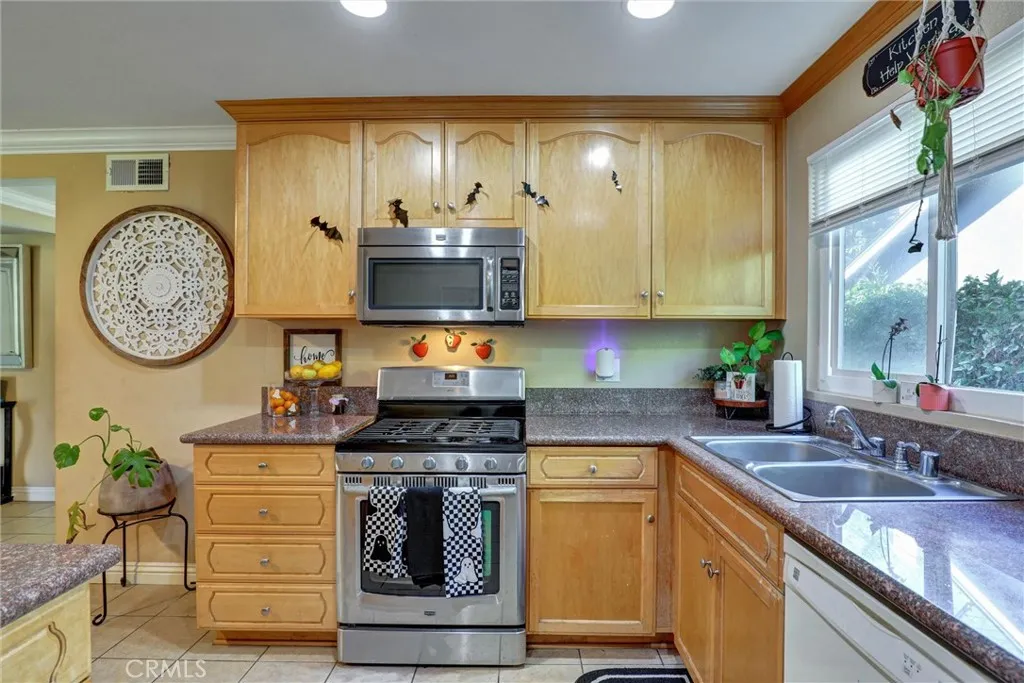 15391 Rushmoor Lane, Huntington Beach, California 92647 home-pic-10