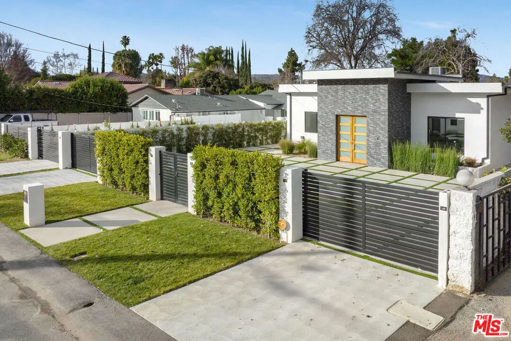 22931 Dolorosa Street, Woodland Hills, California 91367 home-pic-2