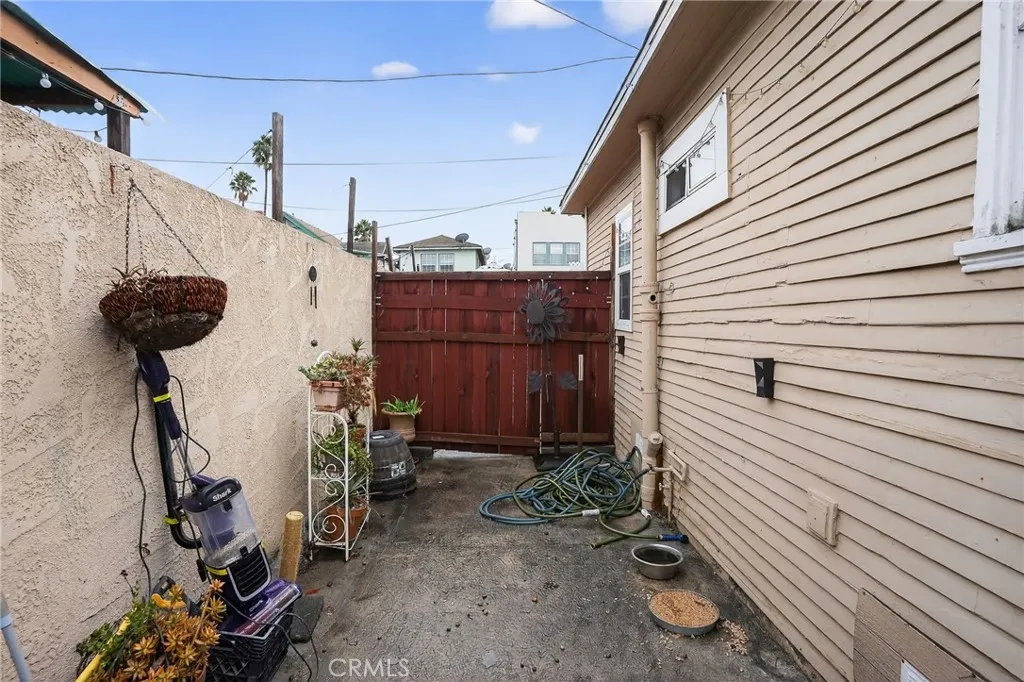 1053 E Hellman Street, Long Beach, California 90813 home-pic-3