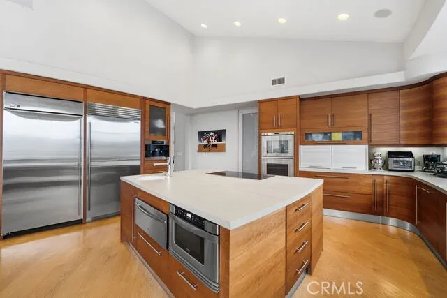 Reverse angle highlighting stainless steel appliances