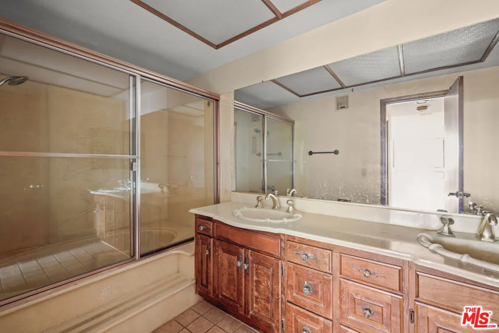 880 W 1st St 304, Los Angeles, California 90012 home-pic-21