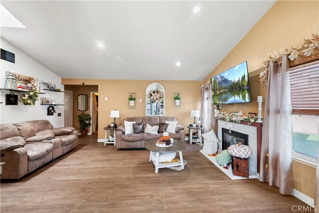 6552 Farmington Drive, Riverside, California 92504 home-pic-2