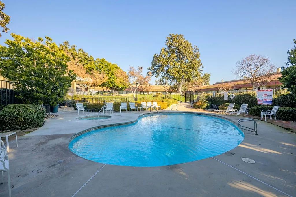 4908 N Sequoia Avenue 102, Fresno, California 93705 home-pic-32