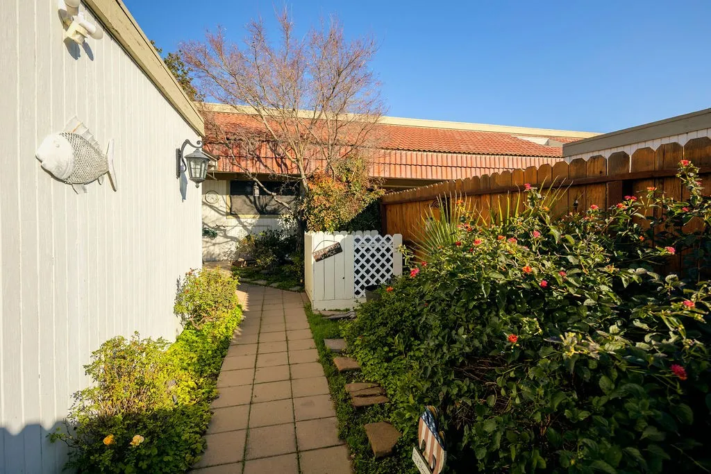 4908 N Sequoia Avenue 102, Fresno, California 93705 home-pic-25