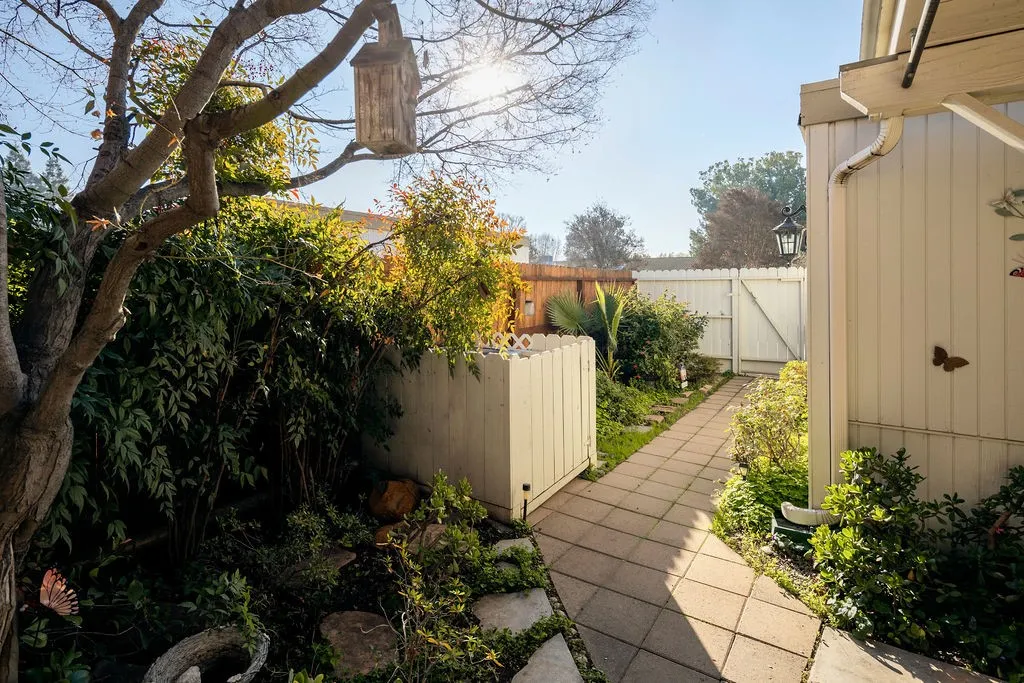 4908 N Sequoia Avenue 102, Fresno, California 93705 home-pic-24