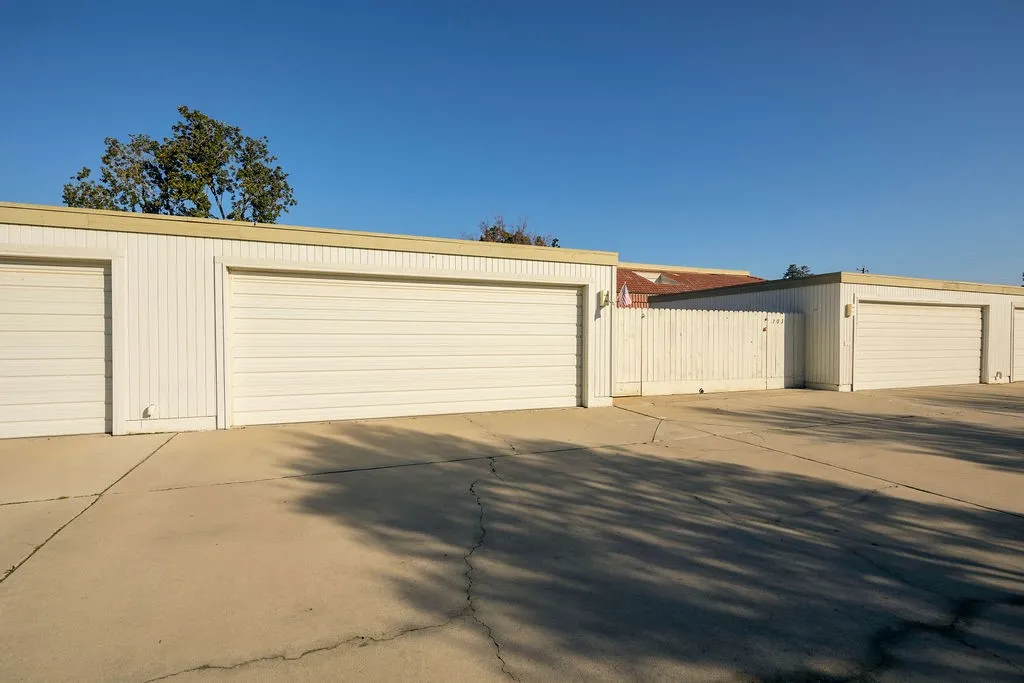 4908 N Sequoia Avenue 102, Fresno, California 93705 home-pic-27
