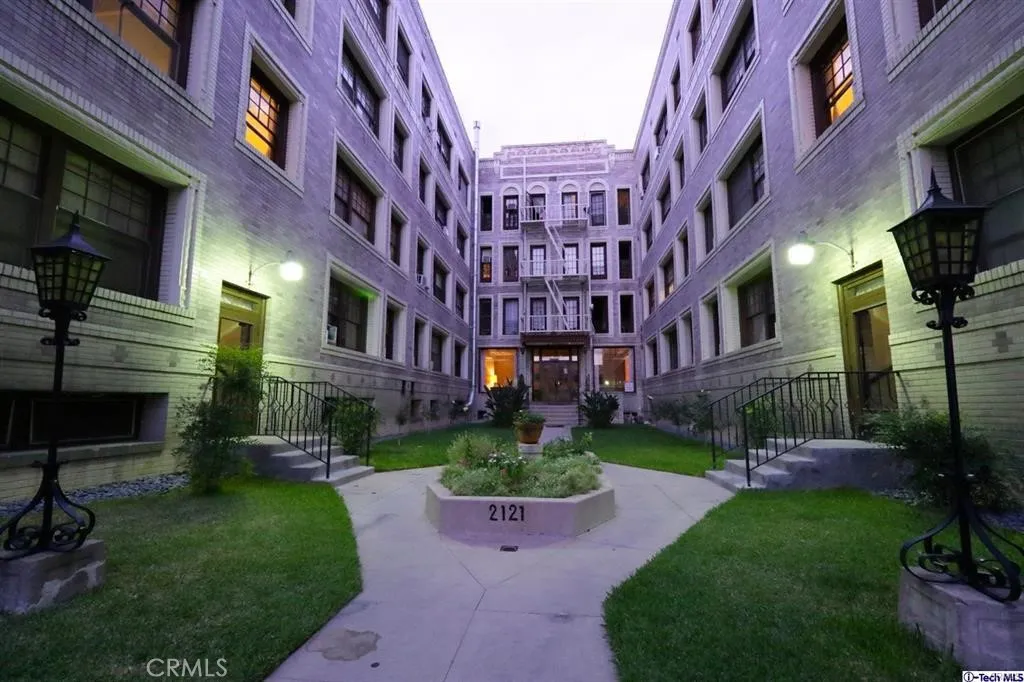 2121 James M Wood Boulevard 121, Los Angeles, California 90006 home-pic-0