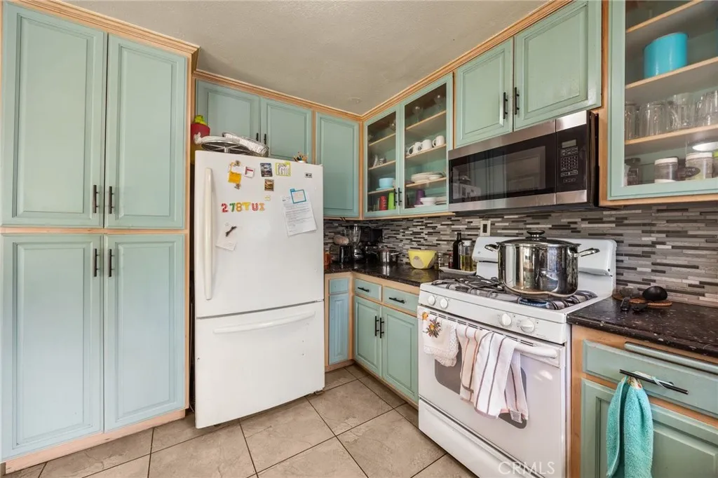16551 State Highway 173, Hesperia, California 92345 home-pic-11