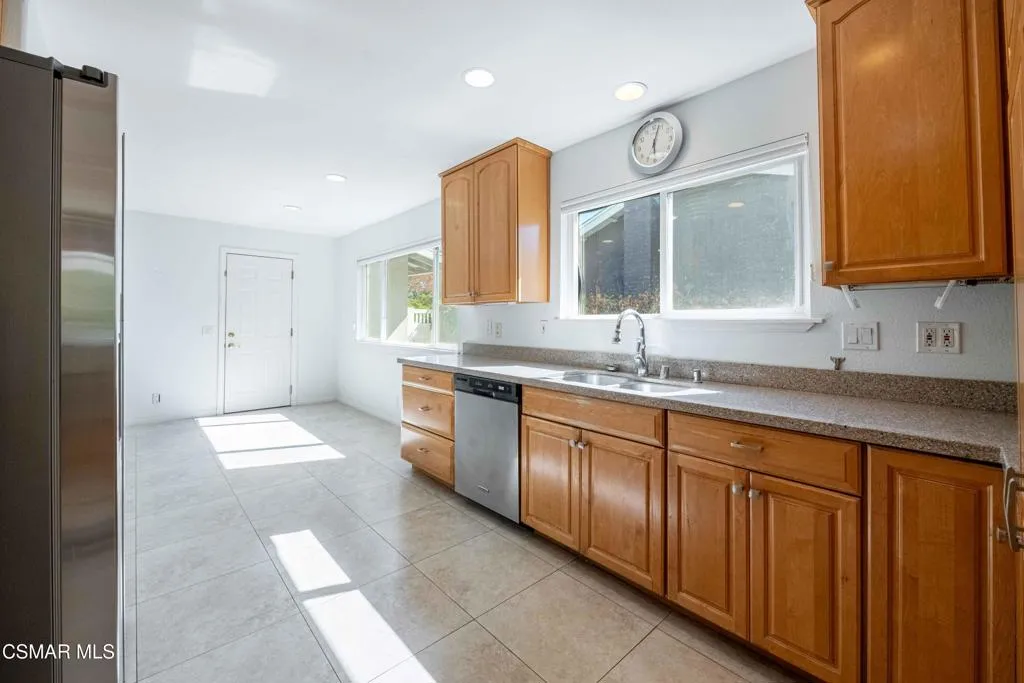 167 Kanan Road, Oak Park, California 91377 home-pic-14