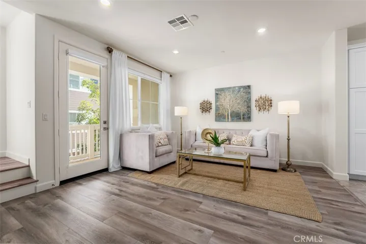 Elegantly dressed livng room