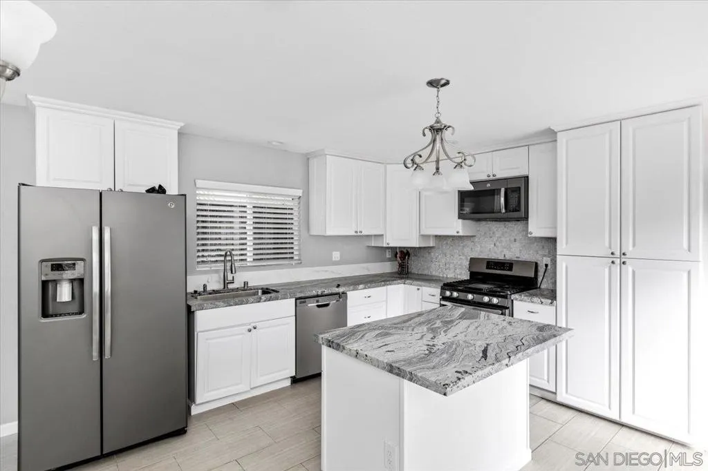 401 Blueridge Place, Escondido, California 92026 home-pic-0