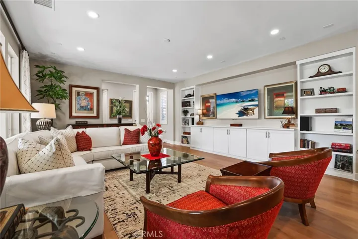 Large great room with built-ins!