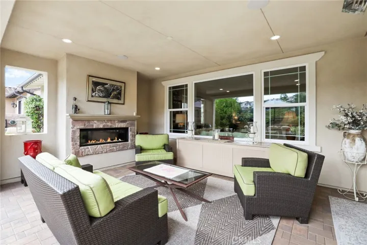 Covered patio w/ fireplace!