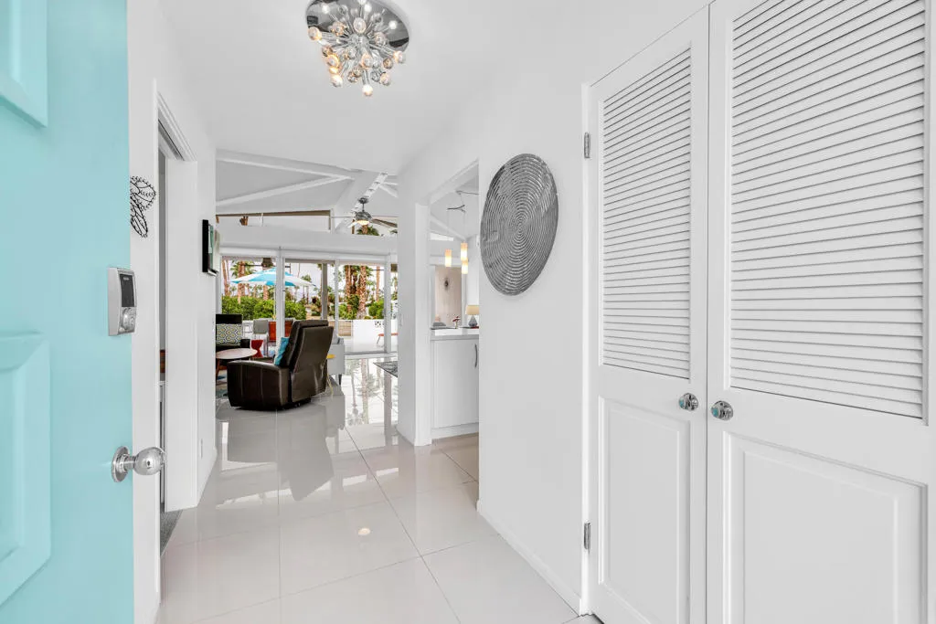 566 E Flor Circle, Palm Springs, California 92264 home-pic-9