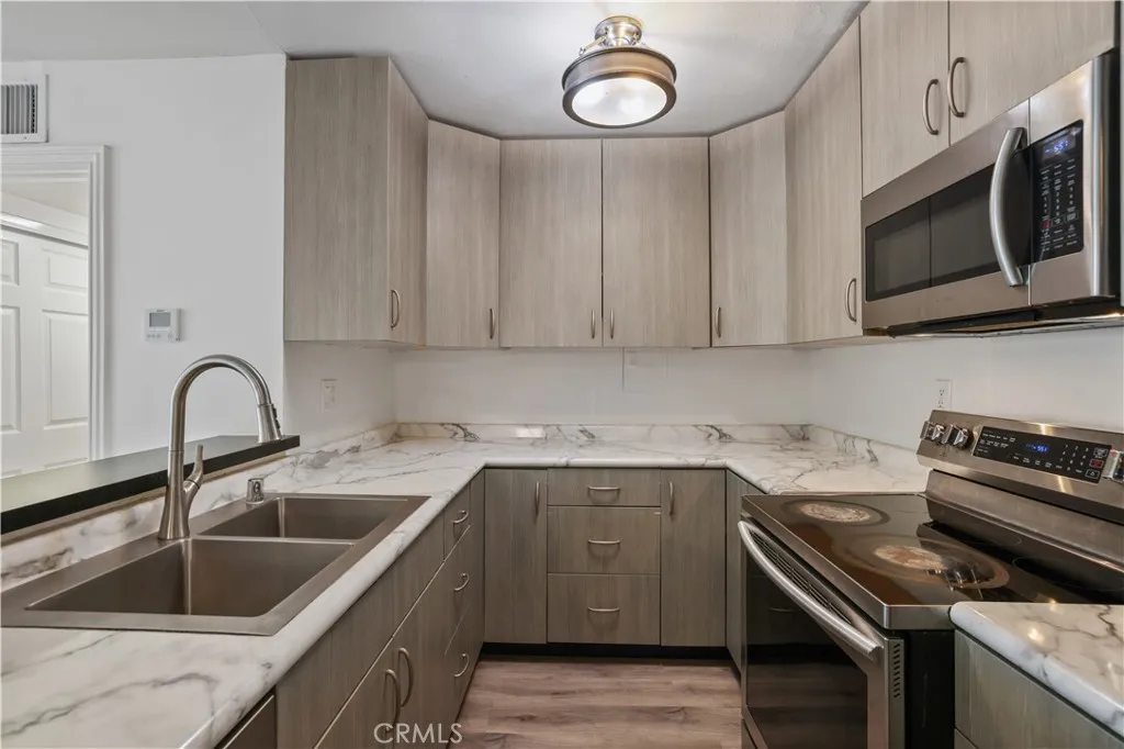 23515 Lyons, Valencia, California 91355 home-pic-0