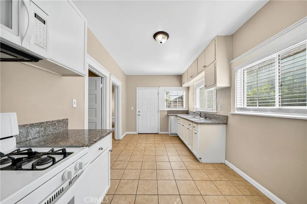 2256 W 28th Street, Los Angeles, California 90018 home-pic-10