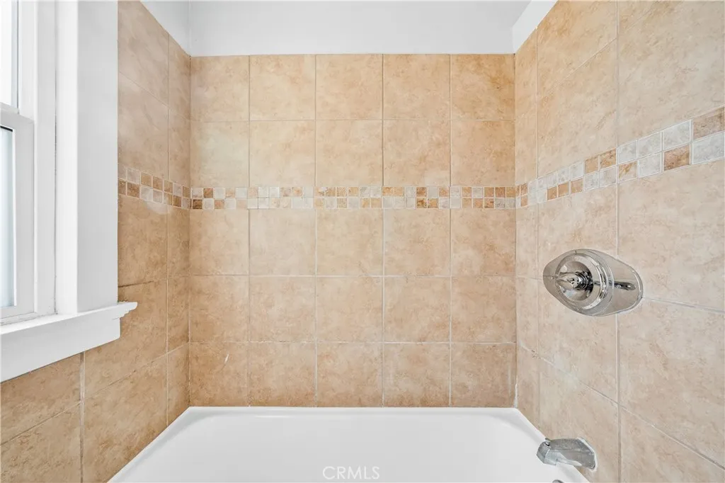 2256 W 28th Street, Los Angeles, California 90018 home-pic-18