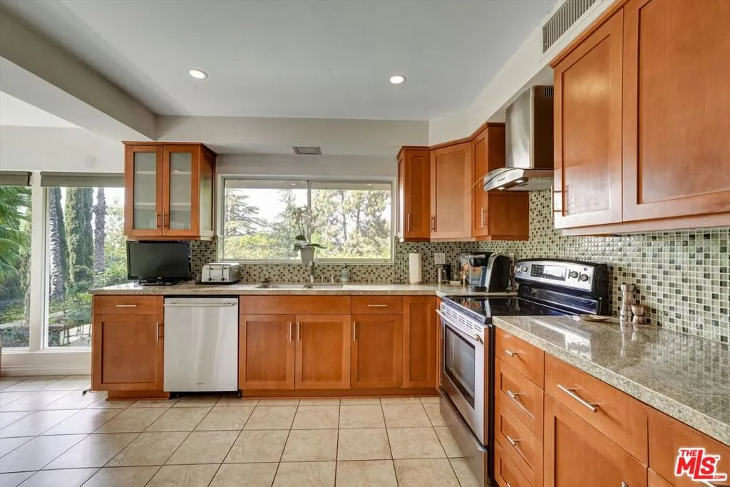 3530 Royal Woods Drive, Sherman Oaks, California 91403 home-pic-7