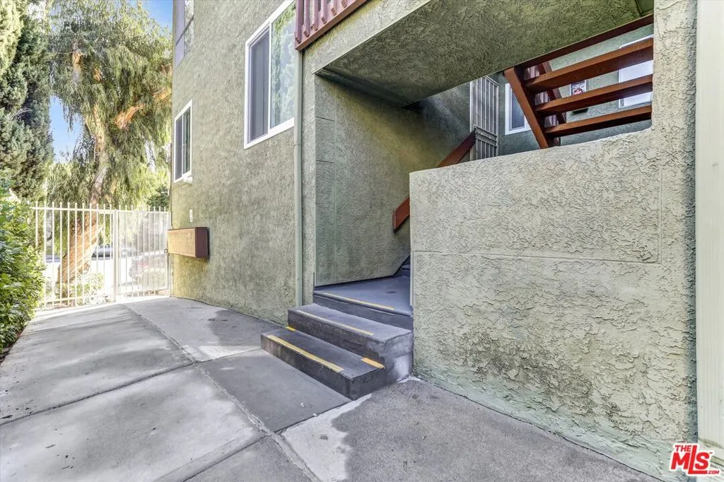 6155 Reseda Boulevard 4, Tarzana, California 91335 home-pic-2