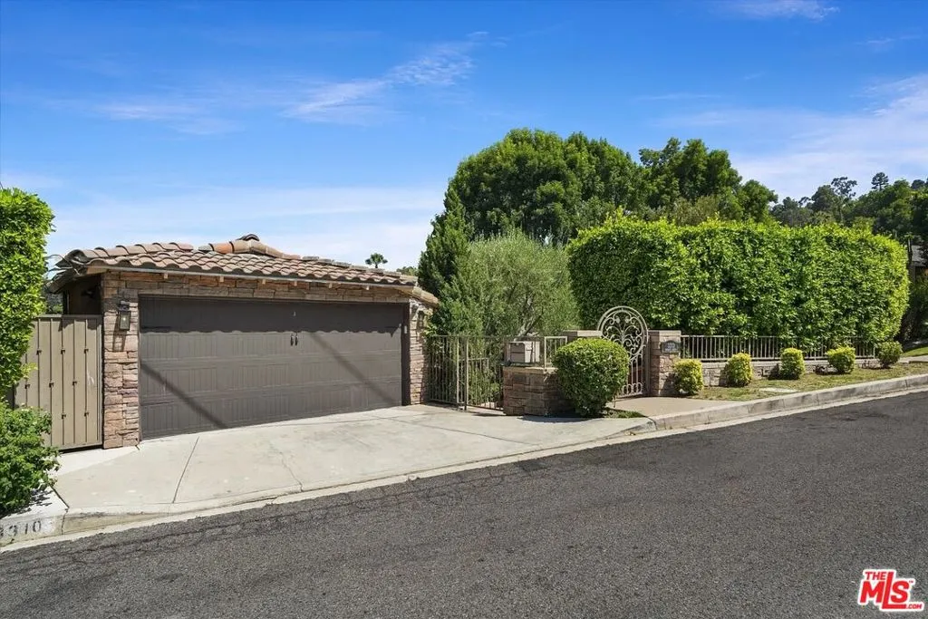 3310 Bennett Drive, Los Angeles, California 90068 home-pic-0