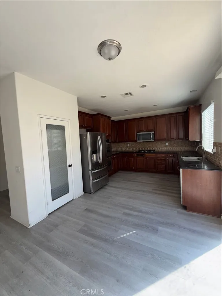 9454 Apricot Court, Hesperia, California 92345 home-pic-2