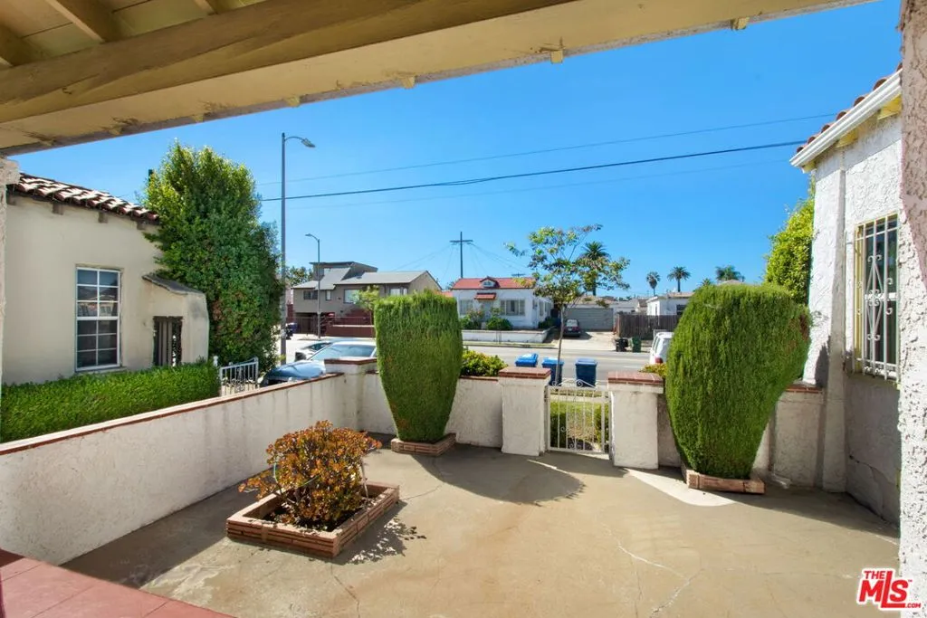 8106 S Normandie Avenue, Los Angeles, California 90044 home-pic-2