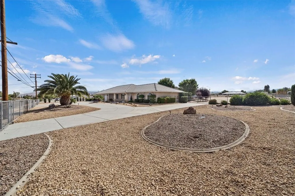 15845 Mesquite St, Hesperia, California 92345 home-pic-3