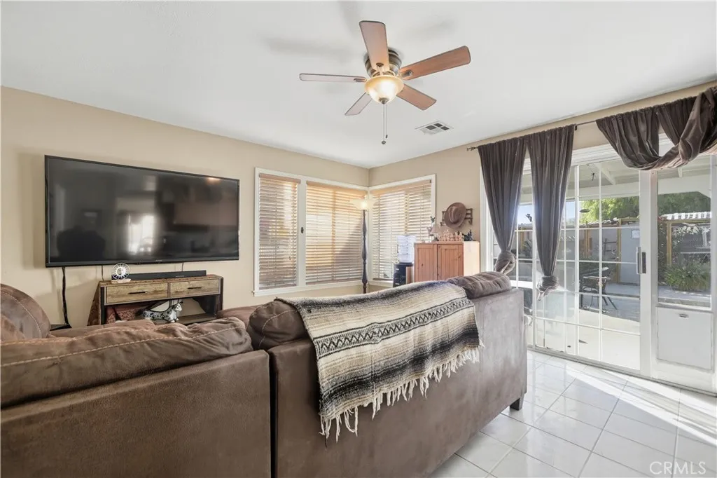 29045 Elk, Val Verde, California 91384 home-pic-7