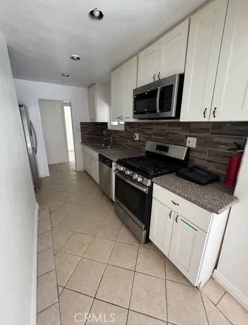 7514 Beckford Avenue, Reseda, California 91335 home-pic-5